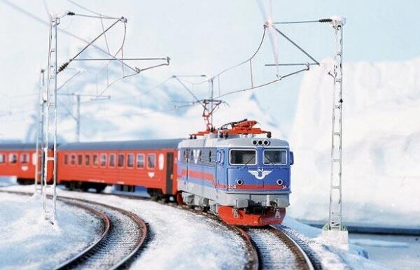 model-train-snow_1371790i.jpg